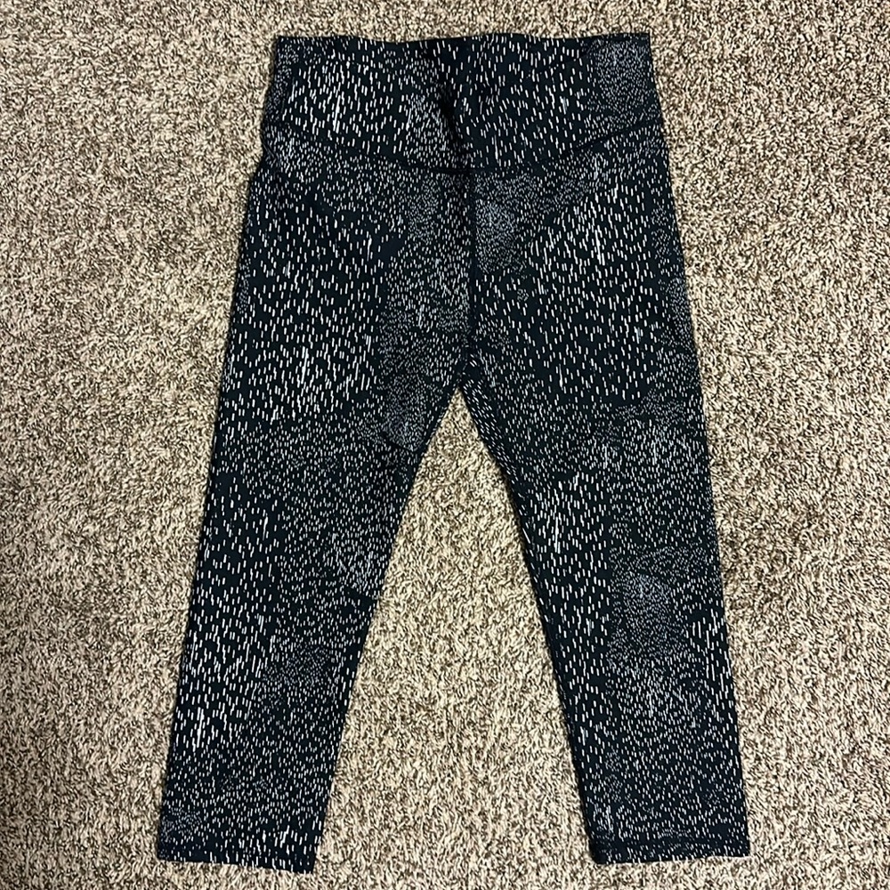 Fabletics black and white womens cropped leggings